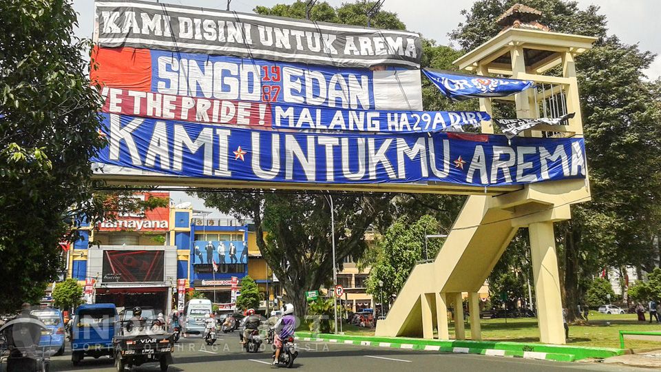 Bentangan spanduk HUT Arema di penjuru Kota Malang. Copyright: &copy; Ian Setiawan/INDOSPORT